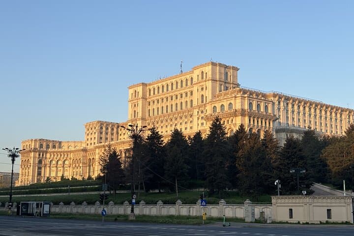 Bucharest Parliament Running Tour — 6 km Unirii Fountains & Historic Boulevard