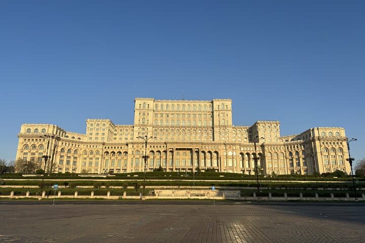 Bucharest Parliament Running Tour — 6 km Unirii Fountains & Historic Boulevard photo 4
