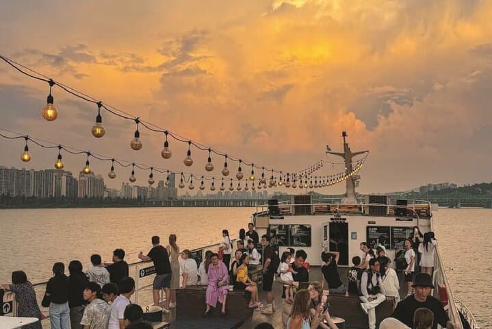 Seoul Night Market and Han River Cruise: Yeouido Evening Food & River Tour