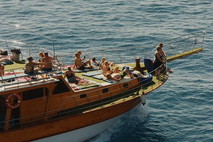 Alanya Relaxing Boat Tour: Mediterranean Swim, Caves & Lunch Cruise