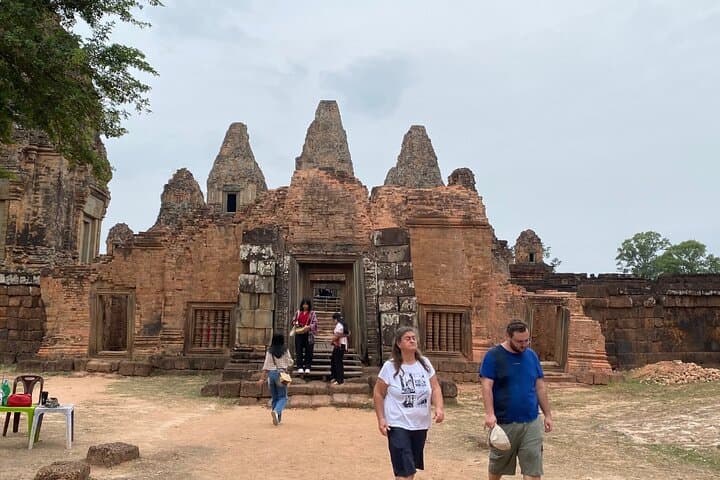 Kbal Spean Trek & Banteay Srei: River of a Thousand Lingas Trek from Siem Reap