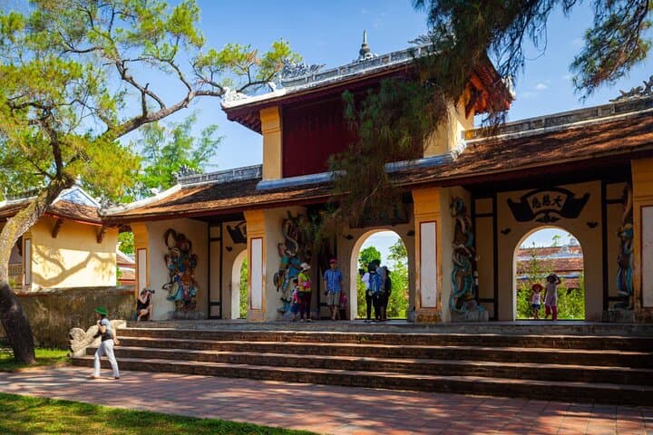 Hue Deluxe Group Tour: Perfume River, Imperial Citadel & Royal Tombs