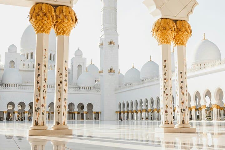 Abu Dhabi Highlights: Grand Mosque, Louvre and Corniche Cultural Circuit
