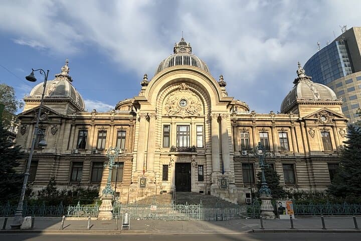 Bucharest Parliament Running Tour — 6 km Unirii Fountains & Historic Boulevard photo 2