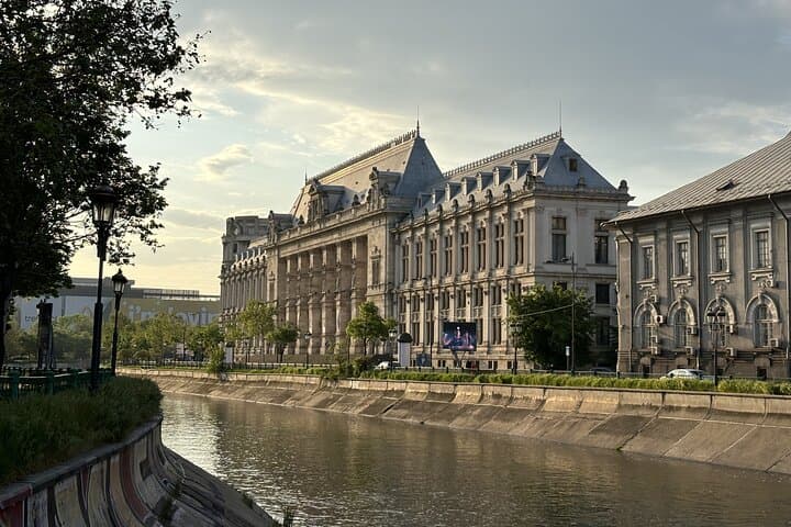 Bucharest Parliament Running Tour — 6 km Unirii Fountains & Historic Boulevard photo 3