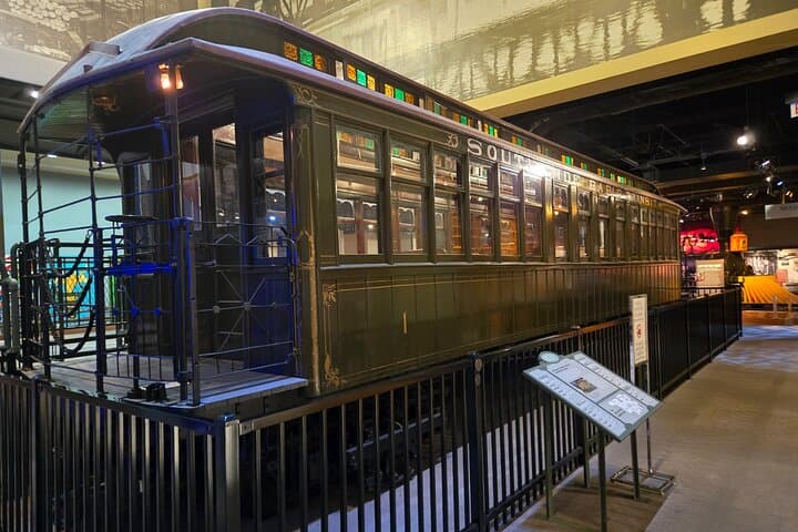 Private Chicago History Museum Tour: Insider Walking Experience in Lincoln Park photo 4