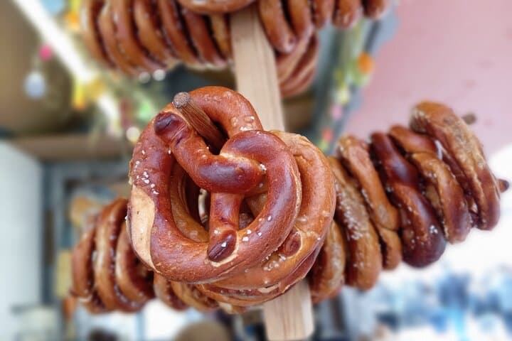 Hamburg St. Pauli Food Tour: Full-Meal Walking Experience with Beer & Franzbrötchen