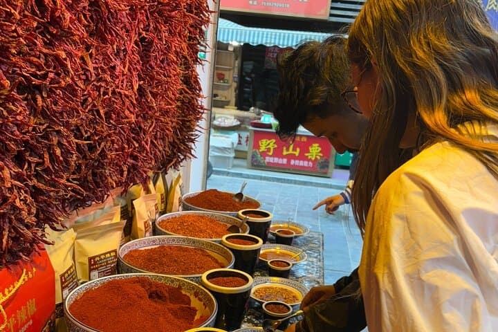 Chongqing Back Alley Walking Tour — Tongyuan Gate, Vertical Neighborhoods & Jialing River Views