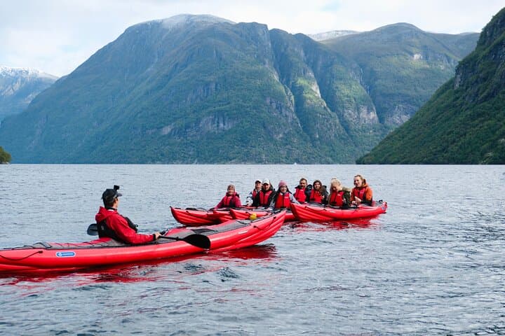 Geiranger Fjord Guided Kayak Tour: 2-Hour Beginner-Friendly Paddle