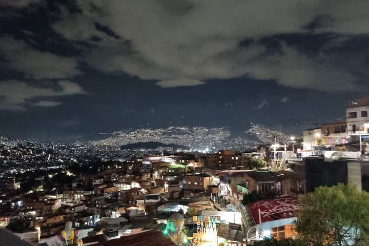After Dark in Comuna 13: Night Tour with Graffiti, Beats & Farm-to-Table Dinner photo 4