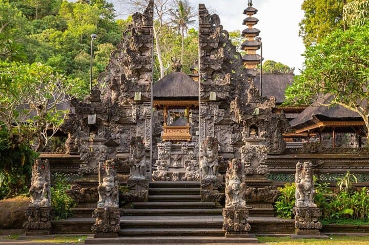 Ubud Story: Guided Walking Tour Through Temples, Palaces & Campuhan Ridge photo 2