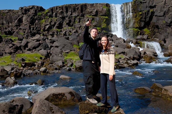 Small-Group Golden Circle Tour from Reykjavik Port (Spanish Guide) — Thingvellir, Geysir & Gullfoss photo 2