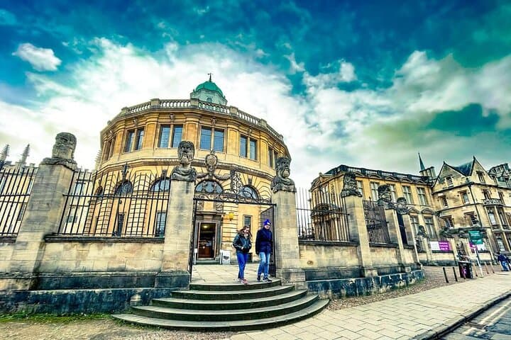 Oxford University & Harry Potter Walking Tour with Live Magic Entertainment photo 5