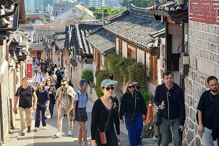 Seoul Private Hanbok Day Tour — Gyeongbokgung, Bukchon & Markets photo 1