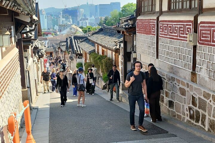 Seoul Private Hanbok Day Tour — Gyeongbokgung, Bukchon & Markets photo 2