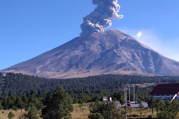 Volcano Hiking Tour from Puebla — Hike Iztaccíhuatl & View Popocatépetl