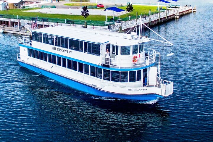 Traverse City West Grand Traverse Bay 2-Hour Sightseeing Cruise