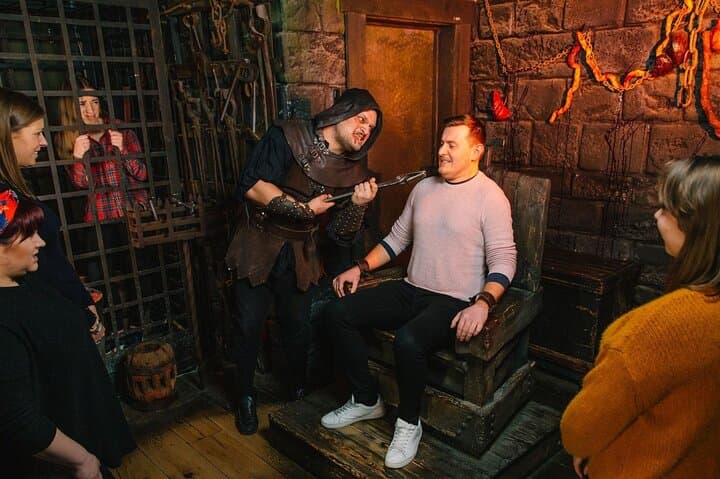 Half-Day London Sightseeing Tour + London Dungeons with a Blue Badge Guide