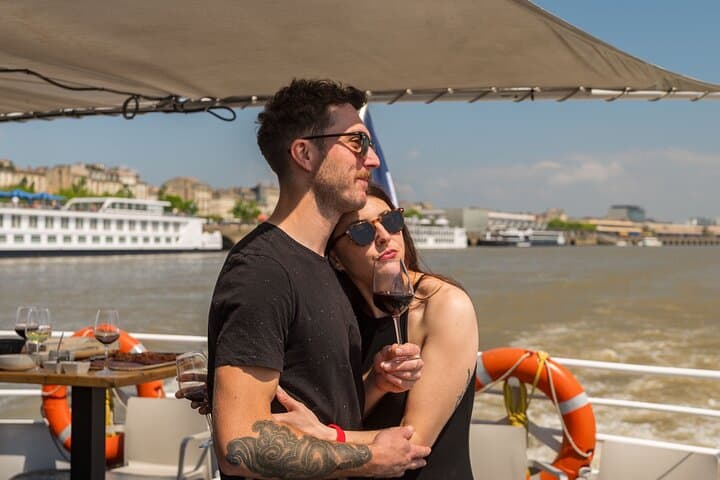 Bordeaux Farmers Market Tour and Gourmet Garonne River Cruise