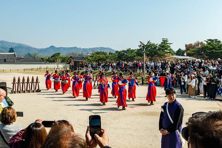 Seoul Hanbok Walking Tour: Gyeongbokgung, Bukchon & Cultural Highlights photo 4