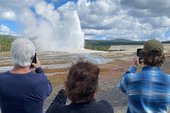 Yellowstone National Park Full-Day Private Guided Tour: Explore Geysers, Wildlife & Volcanic Landscapes