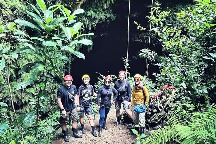 Jomblang Cave and Timang Beach Day Trip: Rappel into the Heavenly Light and Ride the Timang Gondola photo 5