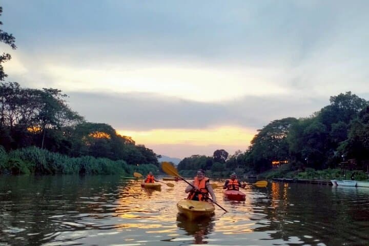 Chiang Mai Night Kayak: Paddle 6 km Under Stars Along the Ping River photo 3