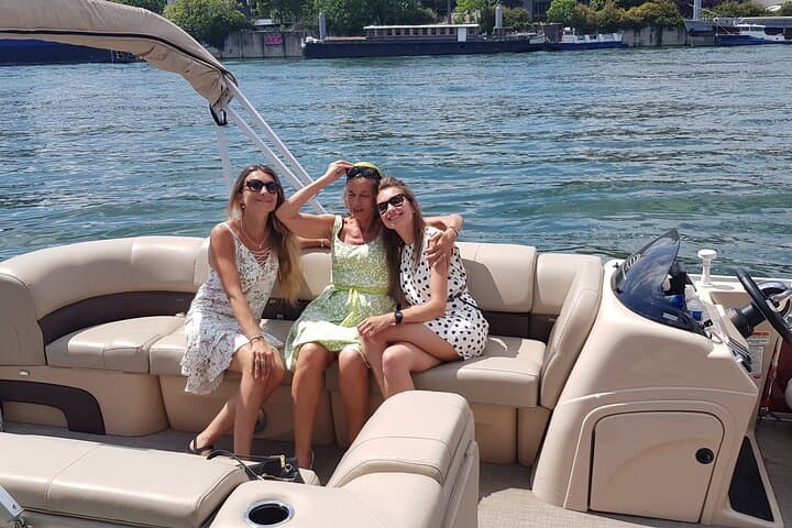 One-Hour Shared Seine Cruise in Paris — Intimate River Views & Landmarks photo 3