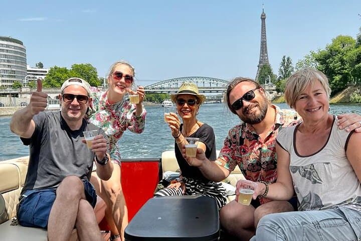 One-Hour Shared Seine Cruise in Paris — Intimate River Views & Landmarks