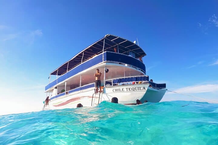 Discover El Cielo Reef: Double-Decker Catamaran Snorkel & Open Bar in Cozumel