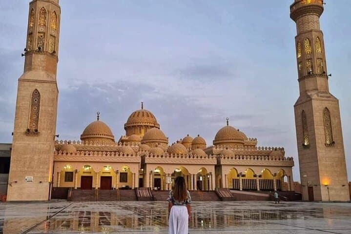 Hurghada After Dark: VIP City Tour and Bedouin Night Dinner