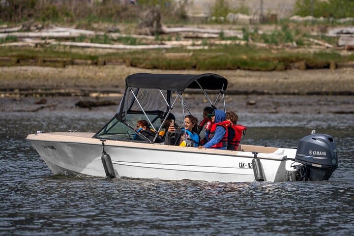 Howe Sound 4-Hour 17ft Fiberglass Boat Rental in Squamish photo 3