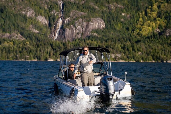 Howe Sound 4-Hour 17ft Fiberglass Boat Rental in Squamish photo 4