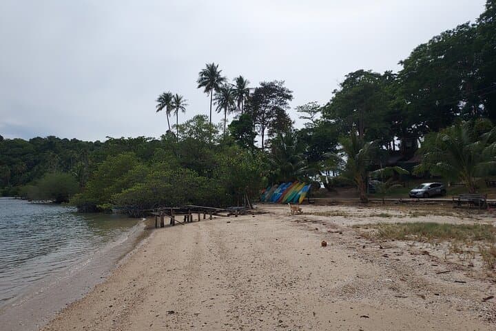 Private Kayak in Bang Bao Bay on Ko Chang — Paddle Cliffs, Pier Stroll & Seaside Lunch