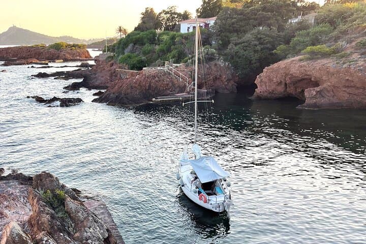 Sail to Sainte-Marguerite: Private Cannes Sailing Excursion with Provencal Picnic
