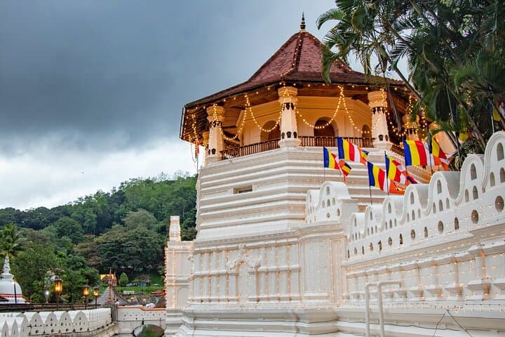 Kandy Day Tour from Galle: Temple of the Tooth, Peradeniya Gardens & Bahirawakanda
