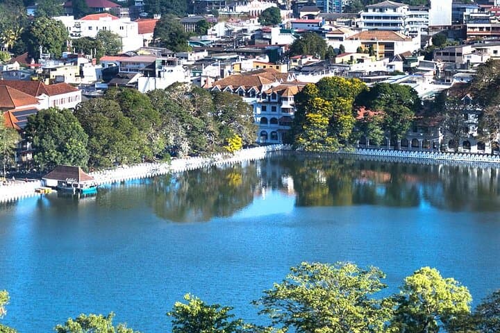 Kandy Day Tour from Galle: Temple of the Tooth, Peradeniya Gardens & Bahirawakanda photo 4