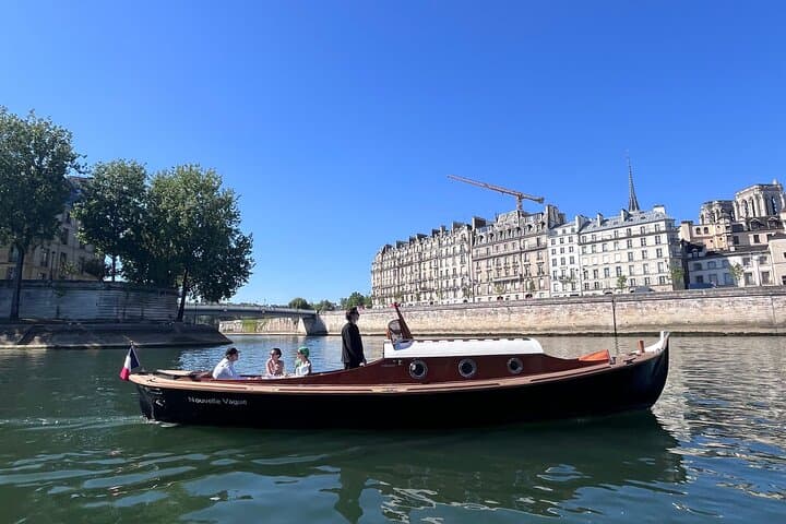 Private Seine Cruise with Champagne from Pont Alexandre III — Paris Boat Tour photo 2