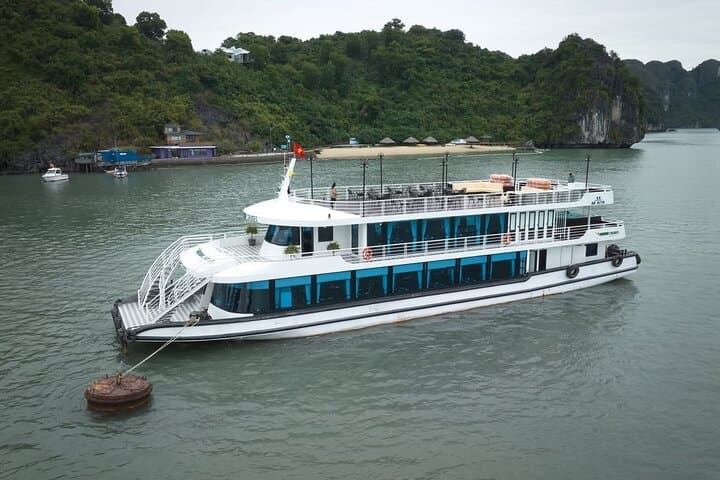 Ha Long Bay Day Cruise: Kayaking, Titop Island & Sun-deck Jacuzzi photo 6