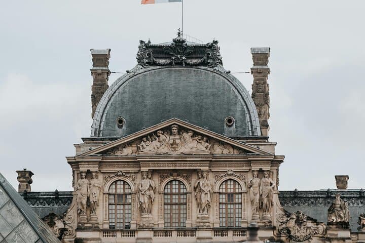 Historical Paris Combo: Louvre, Le Marais & Hop-On Hop-Off Bus photo 3