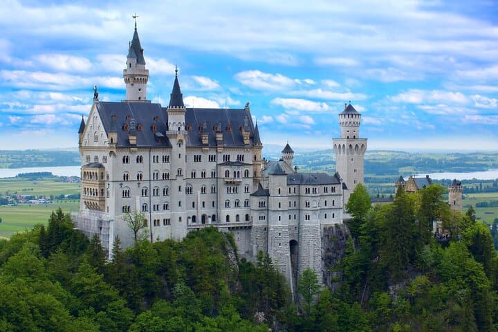 Full-Day from Munich: Neuschwanstein Castle, Linderhof Palace & Oberammergau