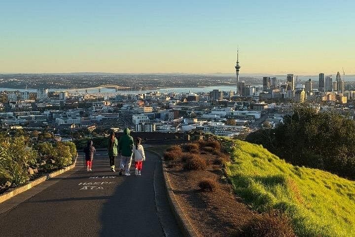 Mount Eden Sunrise and Devonport Hidden Treasures: Private Morning Tour in Auckland