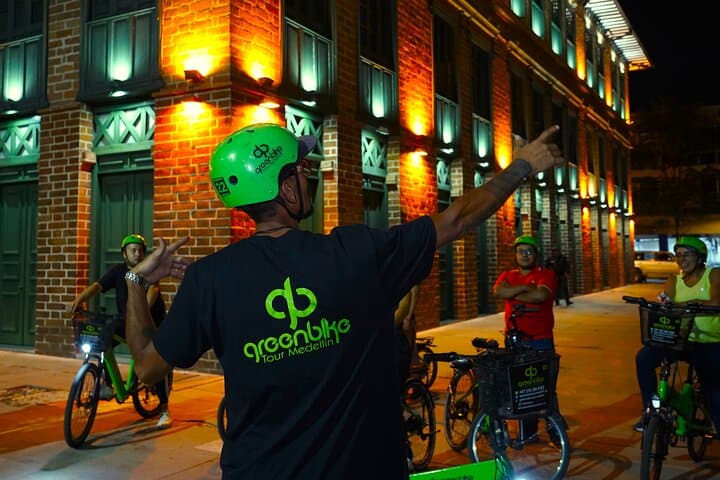 Medellin night bike tour: local neighborhoods, snacks and panoramic viewpoints photo 2