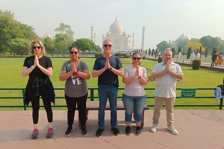 Luxury Taj Mahal Day Trip from Delhi by Private Car with 5-Star Lunch