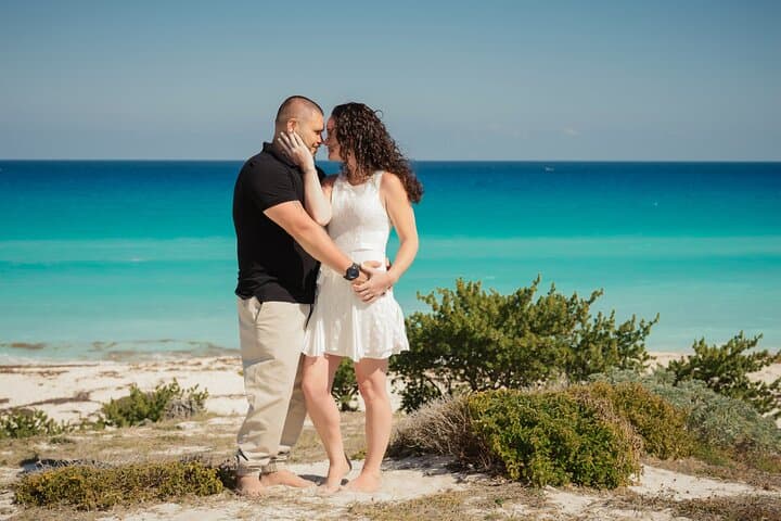 Couples Romantic Photo Session at the Cancun Sign and Beaches