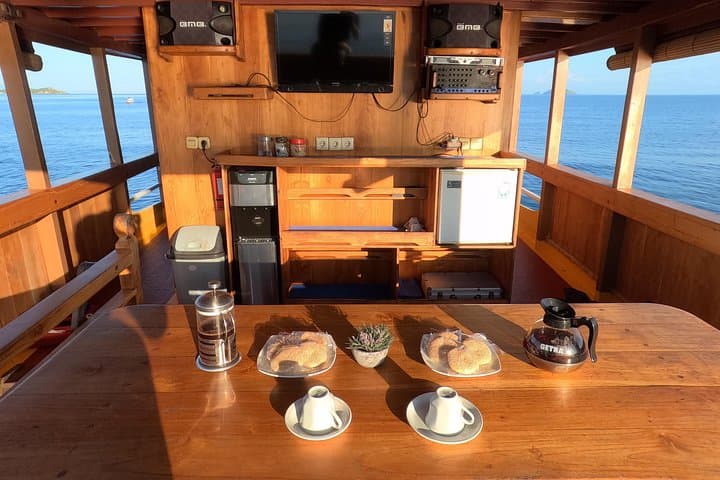 Labuan Bajo Phinisi Sailing: 3-Day Komodo Adventure to Padar, Manta Point & Pink Beach photo 2