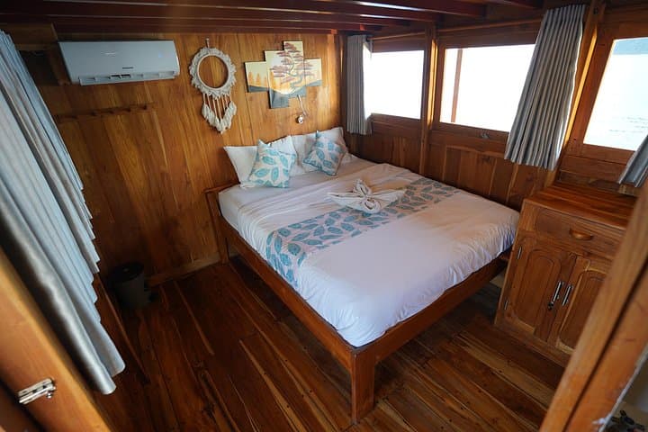 Labuan Bajo Phinisi Sailing: 3-Day Komodo Adventure to Padar, Manta Point & Pink Beach photo 3