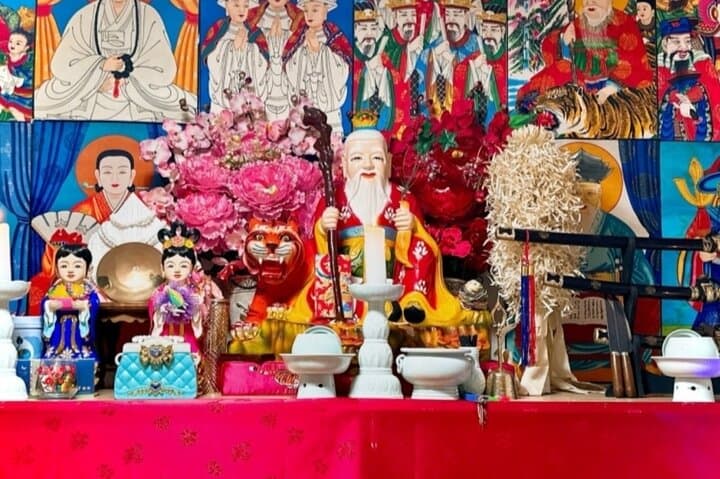 Inwangsan Shamanism Walk: Seoul’s Spiritual Slopes and Fortune-Telling Experience