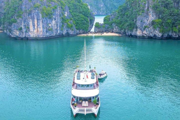Luxury Catamaran Day Cruise in Halong and Lan Ha Bay