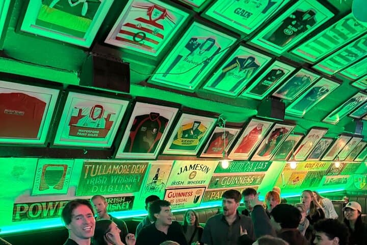 Edinburgh Pub Crawl: Free Shots, VIP Entry & Nightlife Walking Tour photo 6